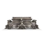 JARDINIÈRE RECTANGULAIRE, EN METAL ARGENTÉ, VERS 1880 à décor en façade d'une frise de putti et d'