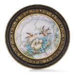 TRÈS GRAND PLAT ROND, SIGNÉ E. LACHENAL, MANUFACTURE DE THÉODORE DECK, FIN DU XIXe SIÈCLE en faïence