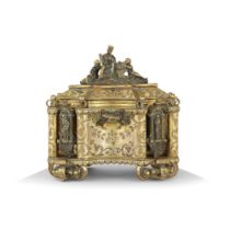 COFFRET, ÉPOQUE LOUIS-PHILIPPE de forme contournée en bronze doré d'or moulu à décor gravé de