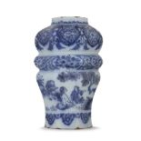 DELFT, MANUFACTURE "DE GRIEKSCHE A", VASE, PAR SAMUEL VAN EENHORN, XVIIe SIÈCLE de forme balustre