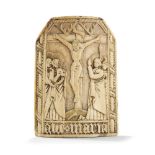 FRANCE, XVe SIÈCLE, BAISER DE PAIX en ivoire cintré à pans coupés dans le haut, sculpté d'une