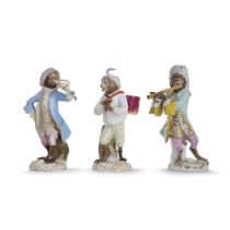 MEISSEN, TROIS STATUETTES, FIN DU XIXe SIÈCLE représentant des singes musiciens à décor