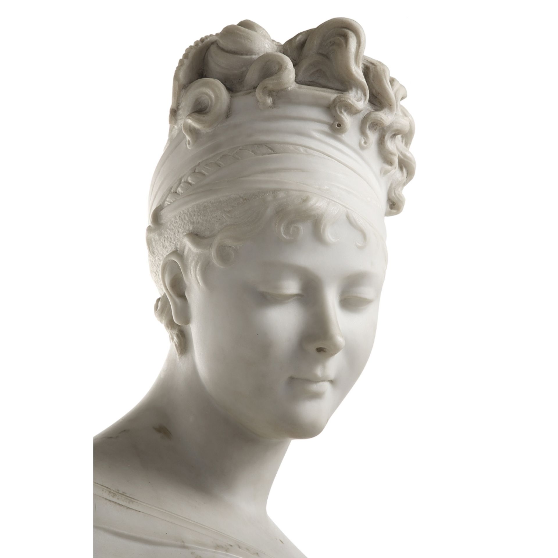 ÉCOLE FRANÇAISE DU XIXe SIÈCLE, D'APRÈS JOSEPH CHINARD (1757-1813) Juliette Récamier Buste en marbre - Bild 2 aus 2