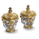 CHINE, PÉRIODE KANGXI (1662-1722), DEUX GOBELETS, MONTURE ET COUVERCLE EN BRONZE DORÉ,