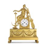 PENDULE, L'ALLÉGORIE DE LA MARINE, ÉPOQUE RESTAURATION en bronze doré et ciselé à décor d'une déesse