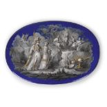 SÈVRES, PLAQUE OVALE, ÉPOQUE RESTAURATION en porcelaine à décor en grisaille et or incrusté sur fond