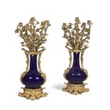 PAIRE DE CANDÉLABRES, EN PORCELAINE BLEU NUIT ET BRONZE DORÉ, ÉPOQUE NAPOLÉON III le fût, en