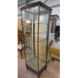 LATE 19TH/EARLY 20TH CENTURY MAHOGANY DISPLAY CABINET WITH BOWED FRONT & SHORT CABRIOLE SUPPORTS,