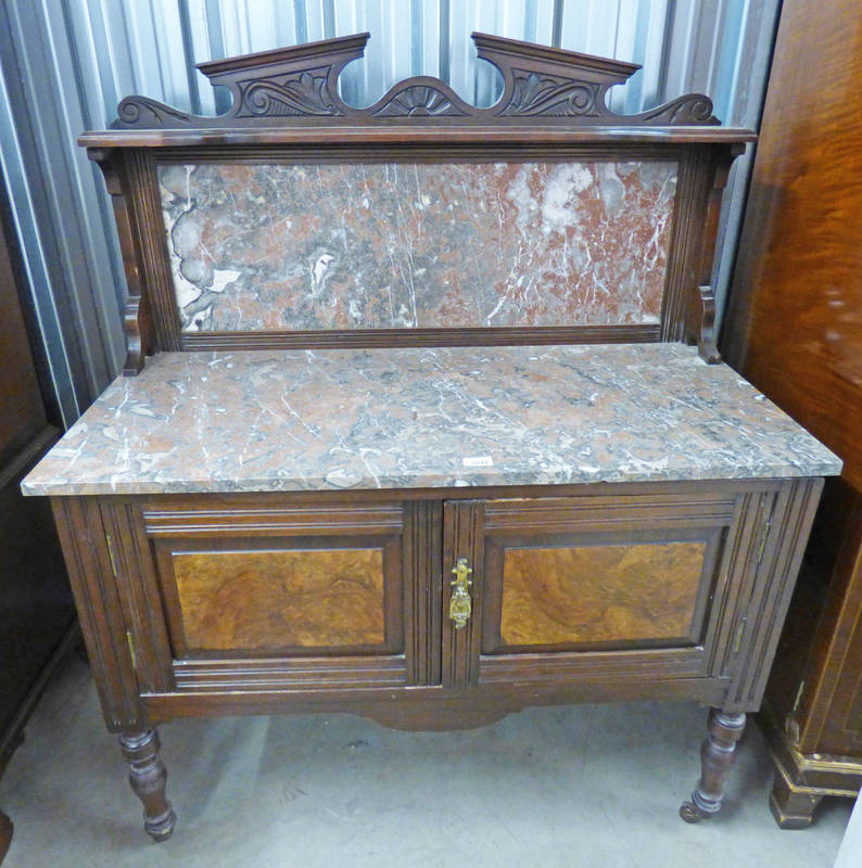 LATE 19TH CENTURY MARBLE TOPPED WALNUT WASH STAND WITH 2 PANEL DOORS & TURNED SUPPORTS 107 CM WIDE