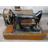 OAK CASED SINGER SEWING MACHINE Condition Report: F7662536 Sold as seen with no