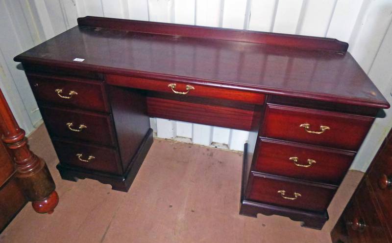 MAHOGANY KNEEHOLE DESK WITH CENTRALLY SET DRAWER AND 2 SETS OF 3 DRAWERS TO EITHER SIDE.