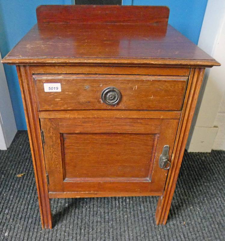EARLY 20TH CENTURY OAK CABINET WITH DRAWER & PANEL DOOR