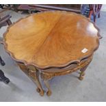 20TH CENTURY NEST OF 5 WALNUT TABLES WITH SHAPED EDGE & QUEEN ANNE SUPPORTS 74 CM WIDE