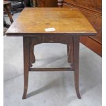 EARLY 20TH CENTURY OAK SQUARE WINE TABLE ON SHAPED SUPPORTS 48 CM TALL