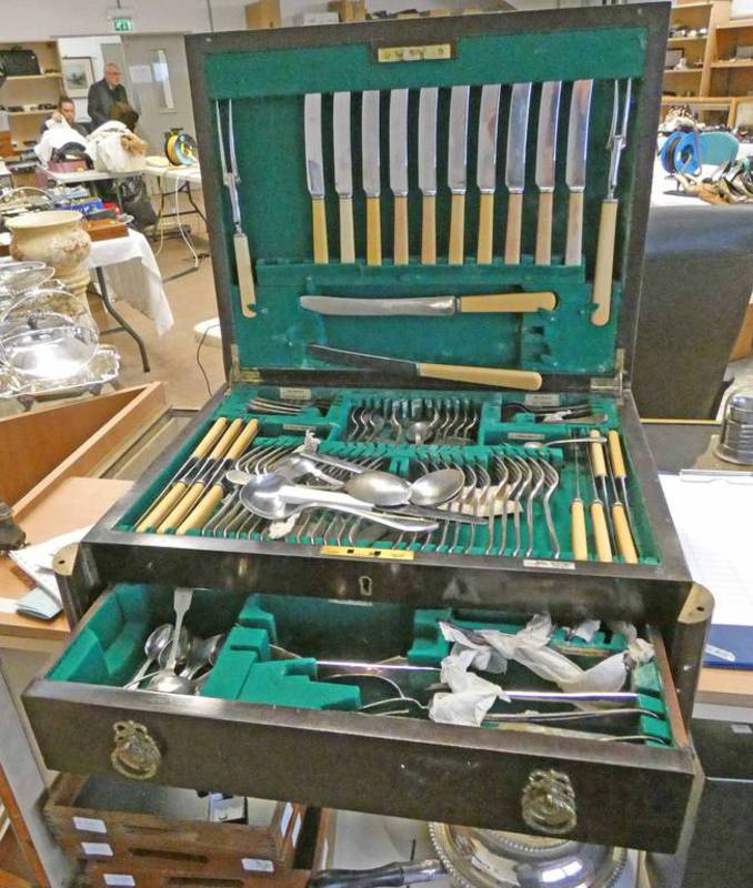 EARLY 20TH CENTURY MAHOGANY CASED CANTEEN OF SILVER PLATED CUTLERY Condition Report: