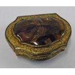 19TH CENTURY SCOTTISH AGATE MOUNTED SHAPED SNUFF BOX WITH ENGRAVED & GILDED DECORATION - 7 CM WIDE