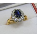 18 CT GOLD SAPPHIRE & DIAMOND CLUSTER RING Condition Report: Ring size: N.