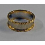 UNMARKED YELLOW METAL WEDDING BAND WITH FEATHERED BORDER - 4.