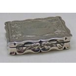 VICTORIAN SILVER SNUFF BOX WITH ENGRAVED DECORATION,