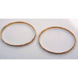 2 YELLOW METAL BANGLES, INNER DIAMETER 6CM - 12.