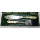 PAIR OF SILVER & MOTHER OF PEARL FISH SERVERS SHEFFIELD 1902 IN FITTED CASE