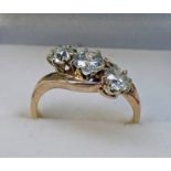 3 STONE BRILLIANT-CUT DIAMOND RING IN CROSSOVER SETTING, APPROX 1.