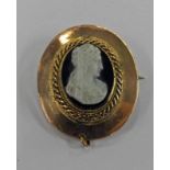 19TH CENTURY HARDSTONE CAMEO BROOCH IN A YELLOW METAL MOUNT - 3.