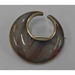 19TH CENTURY SCOTTISH GOLD MOUNTED BANDED AGATE CRESCENT BROOCH - 3.