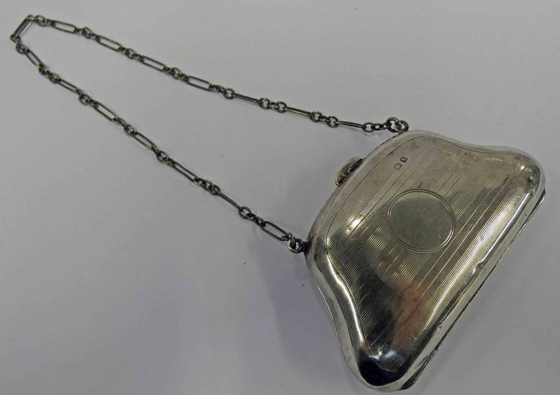 SILVER EXPANDING PURSE WITH ENGRAVED DECORATION ON CHAIN STRAP,