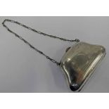 SILVER EXPANDING PURSE WITH ENGRAVED DECORATION ON CHAIN STRAP,