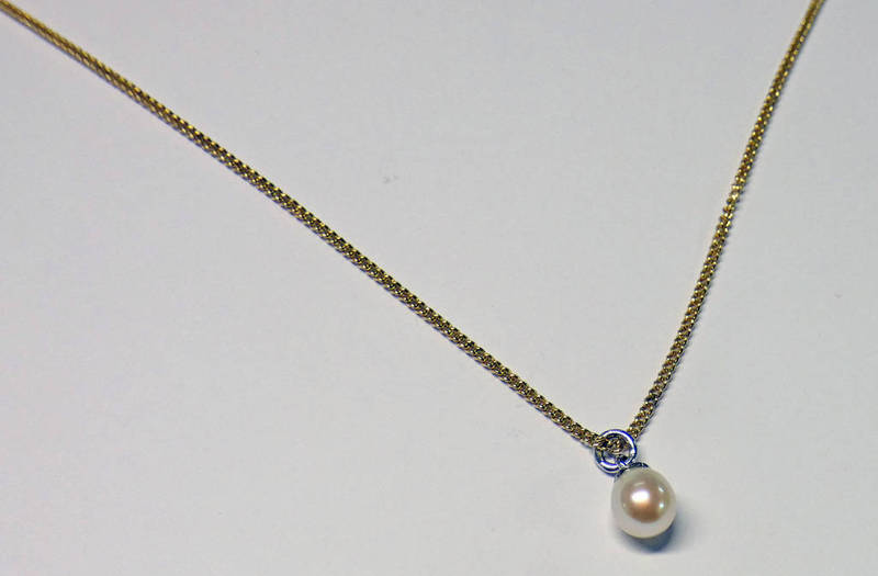 18CT GOLD MOUNTED CULTURED PEARL PENDANT ON FINE 9CT GOLD CHAIN. TOTAL WEIGHT 4.