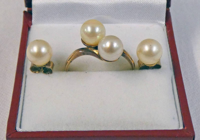 9CT GOLD CULTURED PEARL SET RING & PAIR OF 9CT GOLD CULTURED PEARL EARRINGS