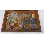 19TH CENTURY MAHOGANY BOX & CONTENTS OF DECORATIVE JEWELLERY INCLUDING BROOCHES, NECKLACES,