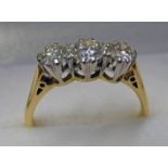 3 STONE DIAMOND SET RING IN SETTING MARKED 18CT AND PLAT. THE CENTRE STONE OF APPROX 0.