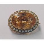 AN EARLY 20TH CENTURY PEARL & CITRINE SET OVAL BROOCH,