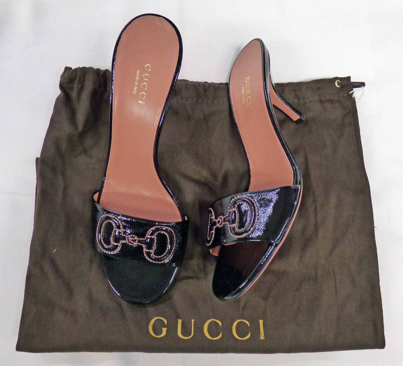 NEW GUCCI PATENT BLACK LEATHER PEEP TOE HEELED MULES WITH PINK SOLE SIZE 36.