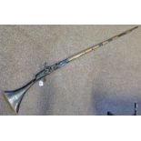 19TH CENTURY MOROCCAN SNAPHAUNCE MUSKET WITH 122 CM LONG BARREL WITH MAKERS MARK TO AREA AT BREECH,