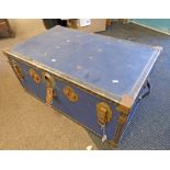 LUGGAGE TRUNK WITH METAL MOUNTS