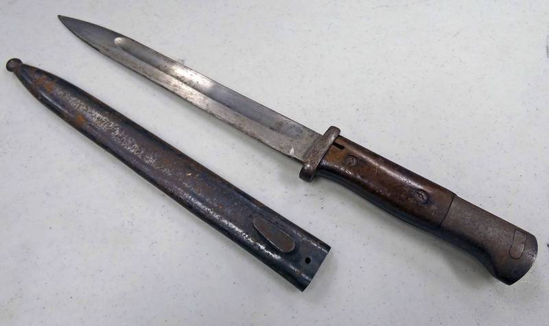 GERMAN K98 BAYONET WITH 25CM LONG BLADE WITH WOODEN GRIPS AND STEEL SCABBARD