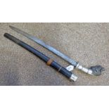 LATE 19TH/EARLY 20TH CENTURY MALAYSIAN SHORT SWORD (PARONG) WITH 54CM LONG SLIGHTLY CURVED SINGLE