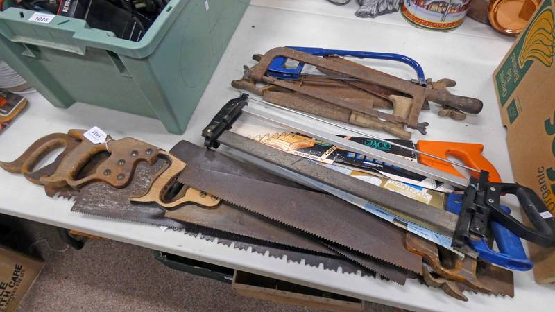 SELECTION OF WOODEN AND VINTAGE SAWS TO INCLUDE MAKERS SUCH AS SUPERIOR,