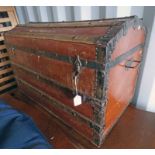 EARLY 20TH CENTURY DOMED TOPPED LUGGAGE TRUNK WITH WOODEN RIBBING AND METAL EDGES