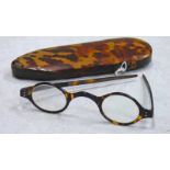 19TH CENTURY TORTOISESHELL GLASS CASE WITH A PAIR OF TORTOISESHELL GLASSES -2- Condition