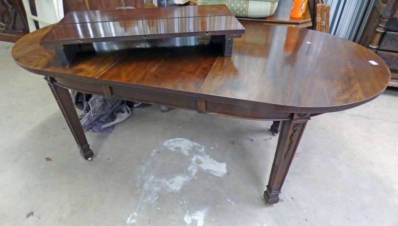 EARLY 20TH CENTURY MAHOGANY WIND OUT DINING TABLE WITH LEAVES 241 CM EXTENDED LENGTH