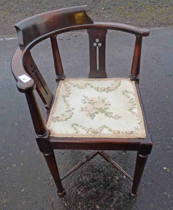 MAHOGANY CORNER CHAIR ON TURNED SUPPORTS Condition Report: Frame is in good