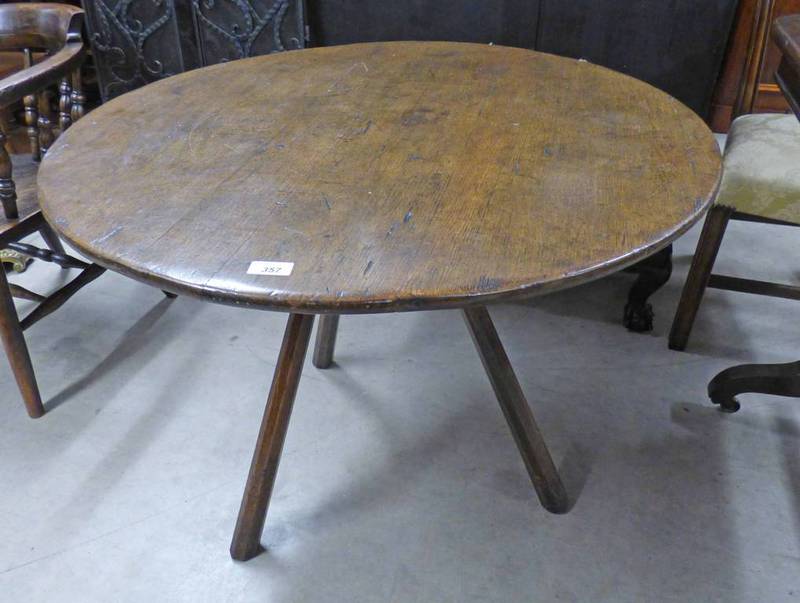 19TH CENTURY OAK CIRCULAR CRICKET TABLE WITH 3 TURNED SUPPORTS 92CM WIDE Condition