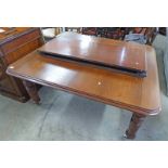 19TH CENTURY MAHOGANY WIND OUT DINING TABLE WITH LEAF & TURNED SUPPORTS Condition Report: