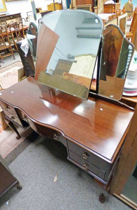 EARLY 20TH CENTURY MAHOGANY DRESSING TABLE WITH SHAPED FRONT