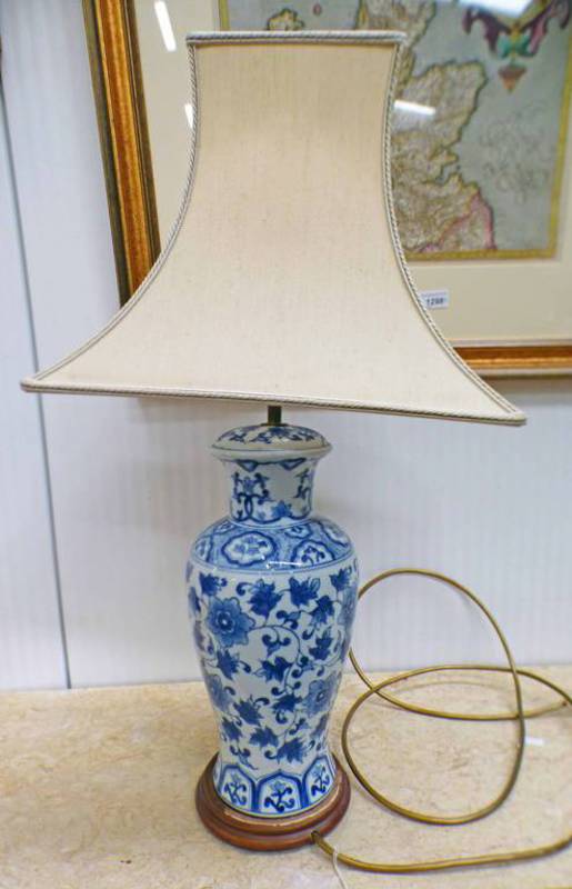 CHINESE BLUE & WHITE PORCELAIN TABLE LAMP ON A HARDWOOD BASE Condition Report: Base