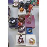 SELECTION OF GLASS PAPERWEIGHTS INCLUDING MDINA, CAITHNESS & WEDGWOOD,